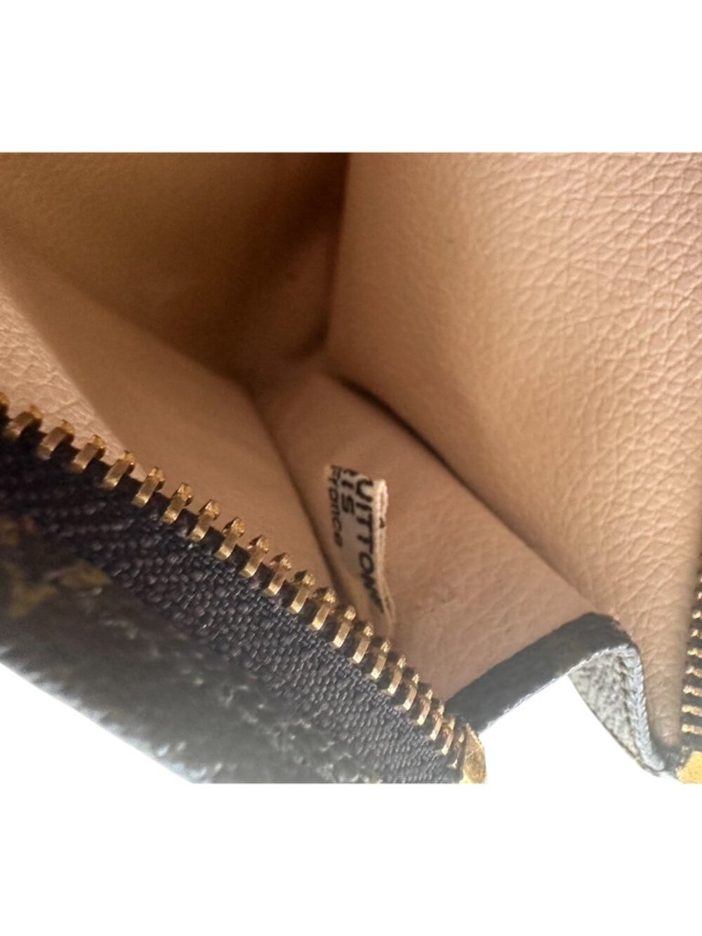 Louis Vuitton Toiletry Pouch 26 Classic Monogram Canvas And Leather - Picture 12 of 16